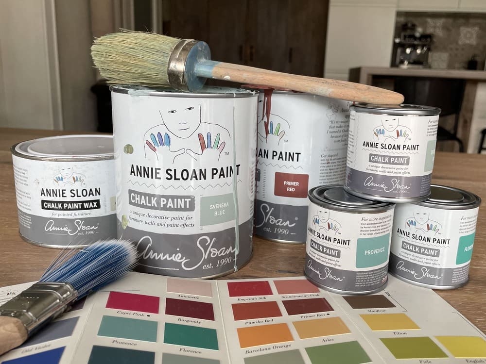 Farbdosen, Pinsel und Farbkarte von Annie Sloan